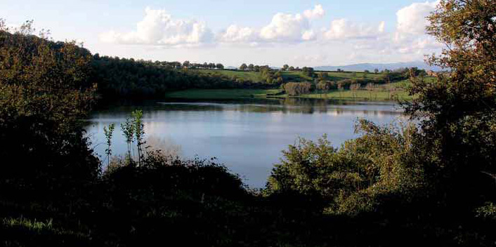 File:Panoramica del Lago di Mezzano.jpg